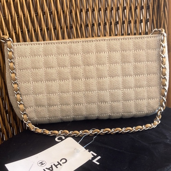 CHANEL - Picture 4 of 7